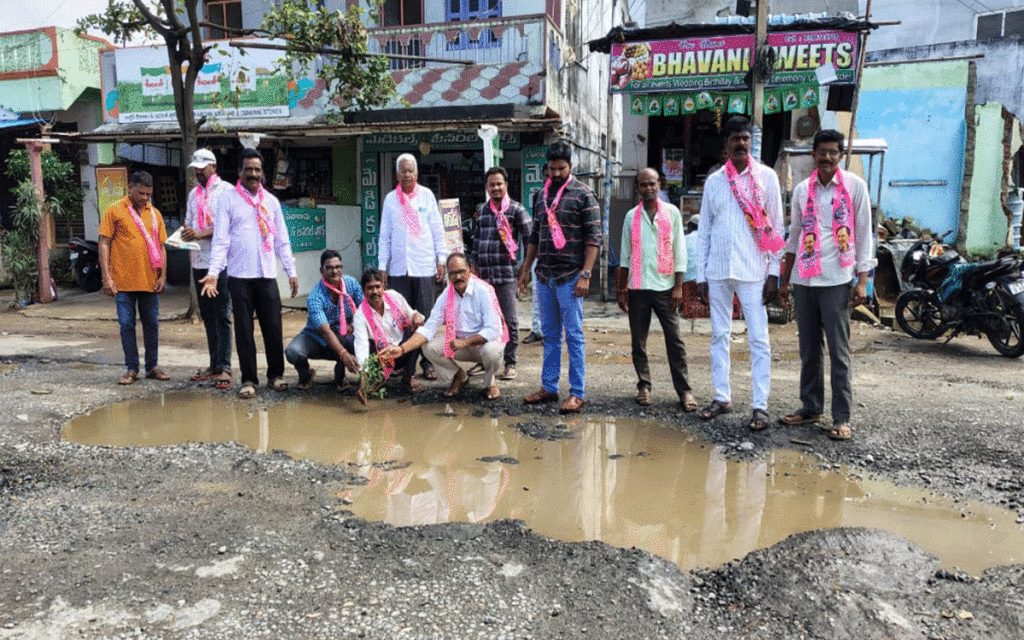 Yellandu : ర‌హ‌దారుల మ‌ర‌మ్మ‌తులు చేయాల‌ని బీఆర్ఎస్ నాయ‌కుల నిర‌స‌న‌