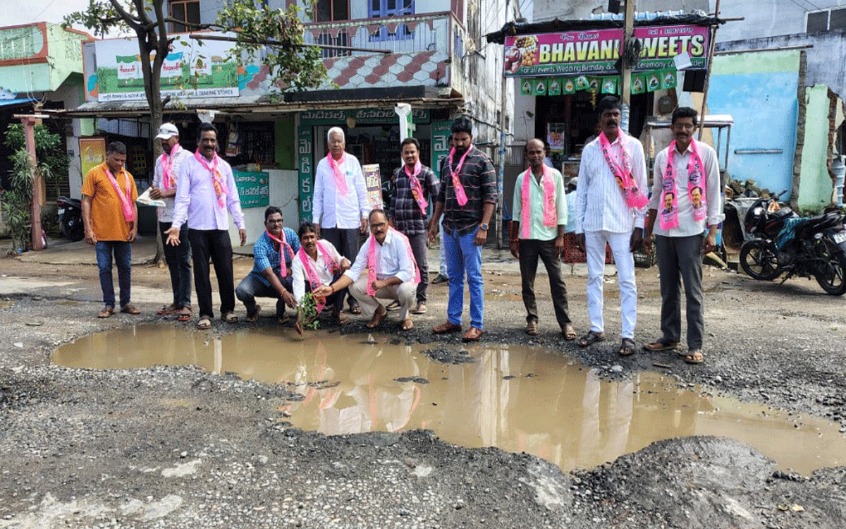 Yellandu : ర‌హ‌దారుల మ‌ర‌మ్మ‌తులు చేయాల‌ని బీఆర్ఎస్ నాయ‌కుల నిర‌స‌న‌