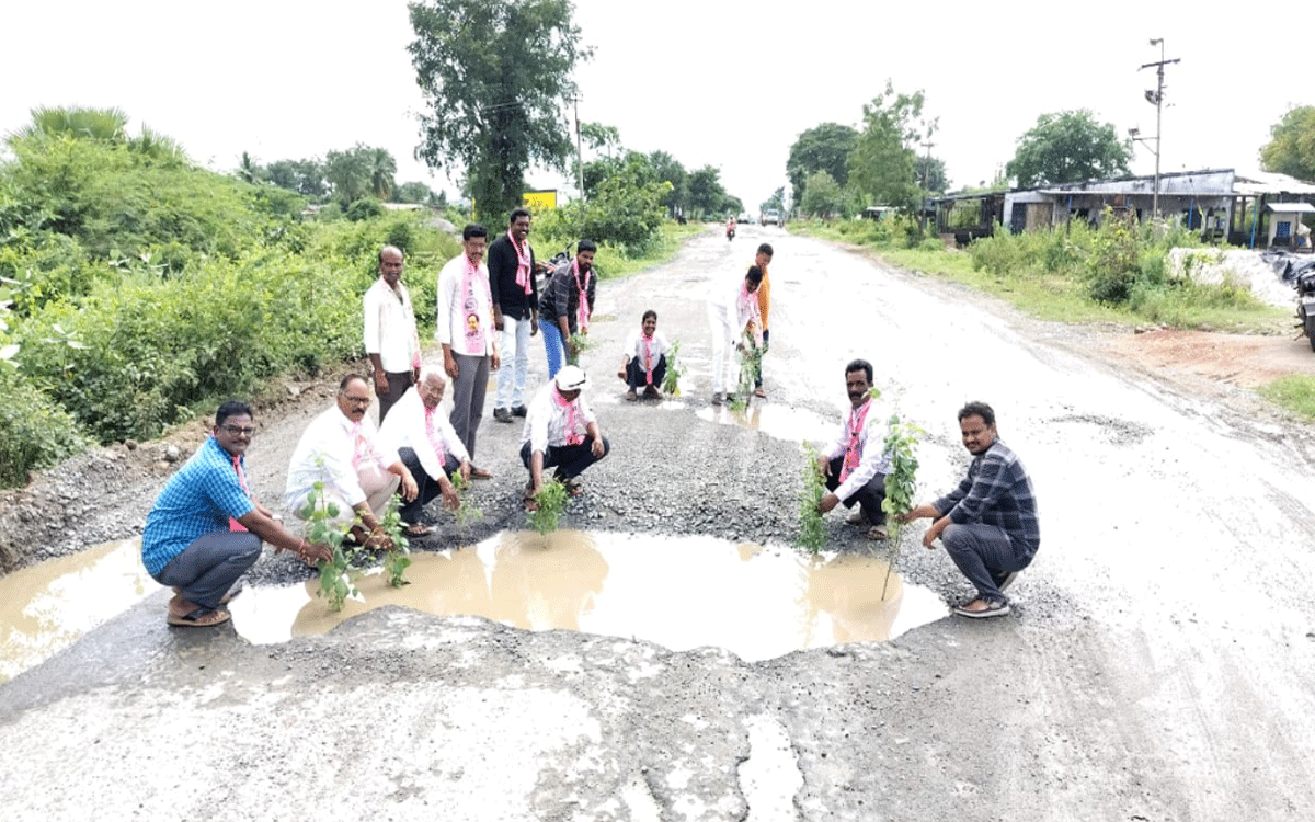 Yellandu : ర‌హ‌దారుల మ‌ర‌మ్మ‌తులు చేయాల‌ని బీఆర్ఎస్ నాయ‌కుల నిర‌స‌న‌