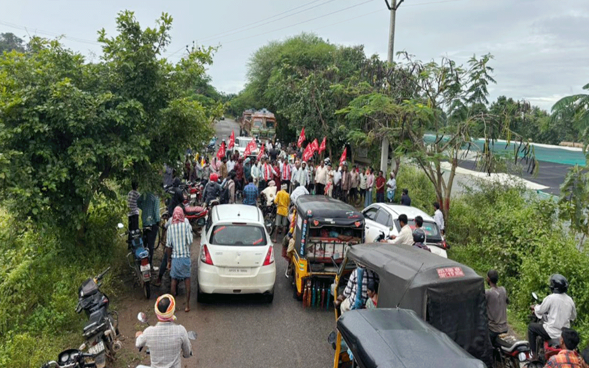 Yellandu : మొక్కజొన్న కొనుగోలు కేంద్రం ఏర్పాటు చేయాలని రాస్తారోకో