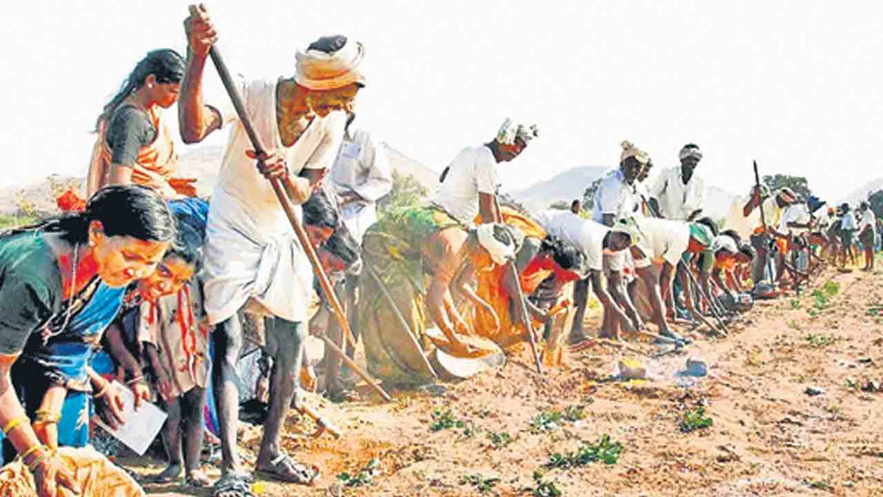 ఉపాధి కూలీల సమస్యలు పట్టవా?