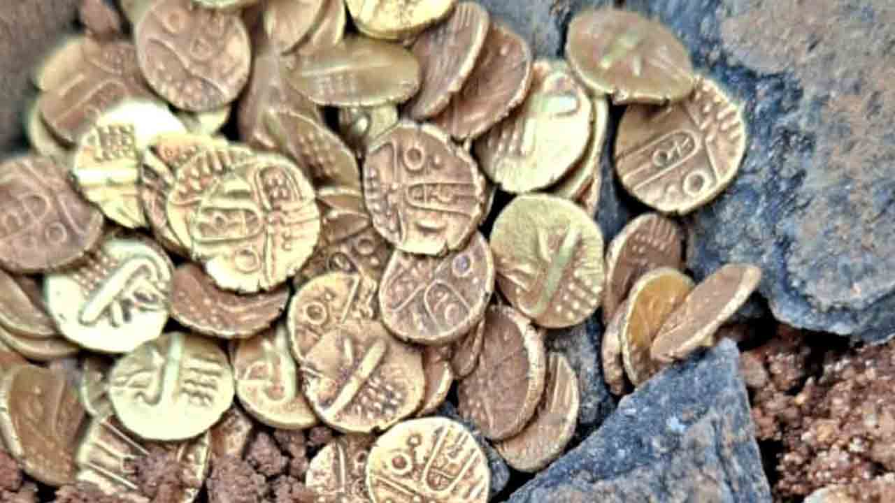 గుడి పునరుద్ధరణలో వంద బంగారు నాణేలు లభ్యం