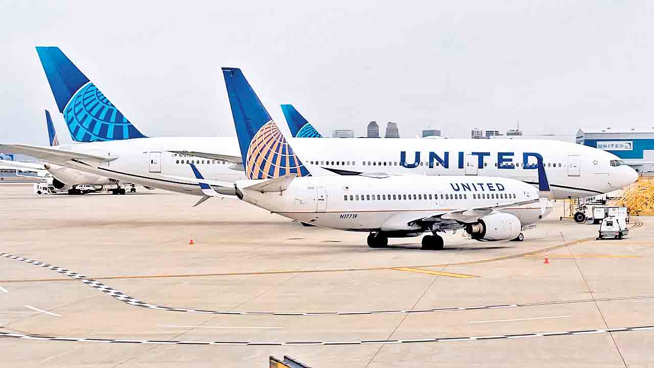 షట్‌డౌన్‌ ఎఫెక్ట్‌.. ఆలస్యంగా విమాన రాకపోకలు