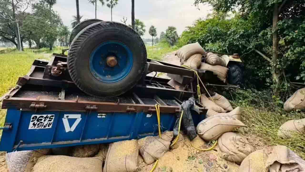 ట్రాక్టర్‌ను ఢీకొట్టిన ఆర్టీసీ బస్సు
