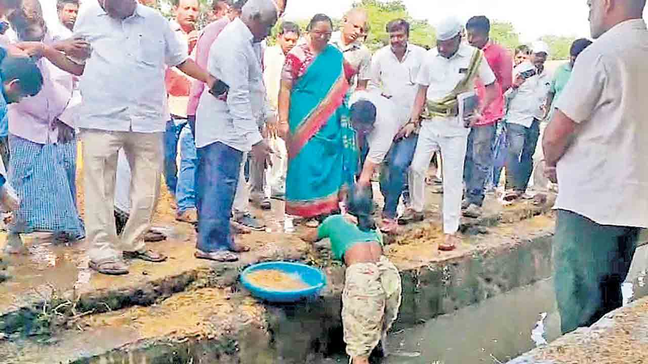 రైతును ముంచింది నీళ్లా.. వీళ్లా !