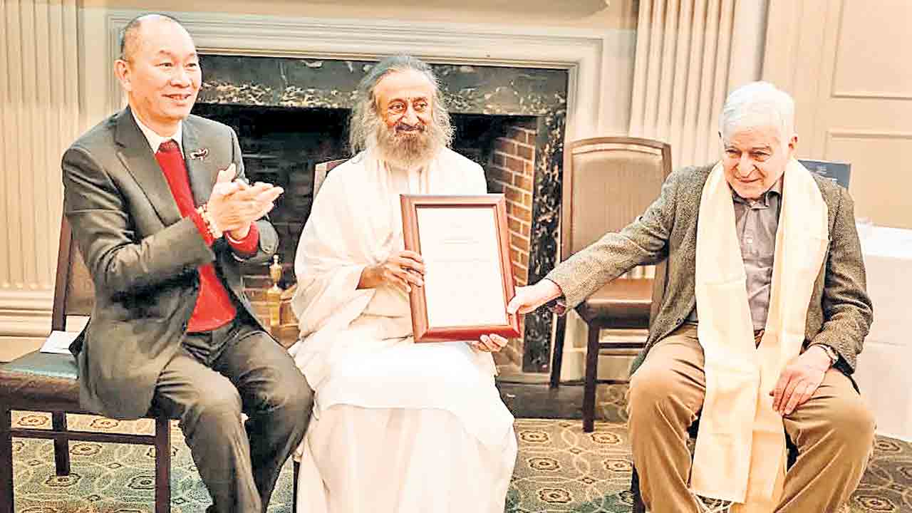 శ్రీశ్రీ రవిశంకర్‌కు ‘వరల్డ్‌ లీడర్‌ ఫర్‌ పీస్‌ అండ్‌ సెక్యూరిటీ’ అవార్డు