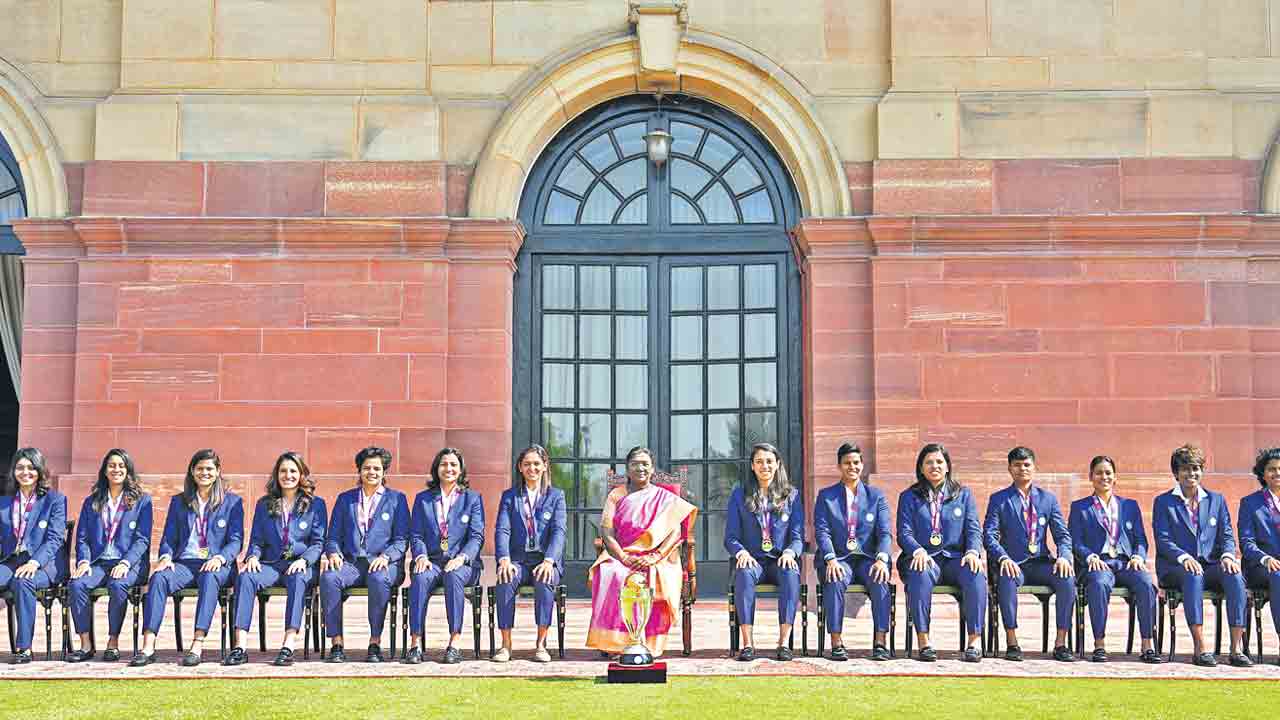 దేశం గర్వపడేలా చేశారు.. మహిళా క్రికెటర్లపై రాష్ట్రపతి ముర్ము ప్రశంసలు