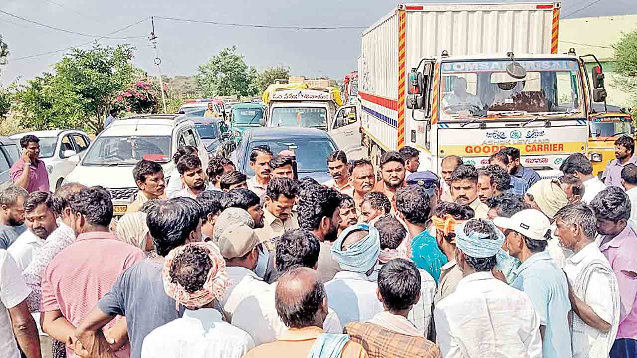 వడ్లు కొనాలని ఆందోళన.. తడిసిన ధాన్యం కొనుగోలు చేయాలని డిమాండ్‌