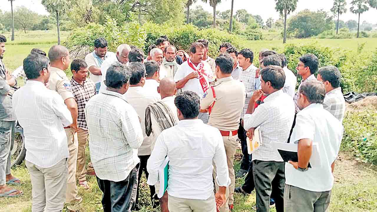 గ్రీన్‌ఫీల్డ్‌ రోడ్డు సర్వేను అడ్డుకున్న రైతులు