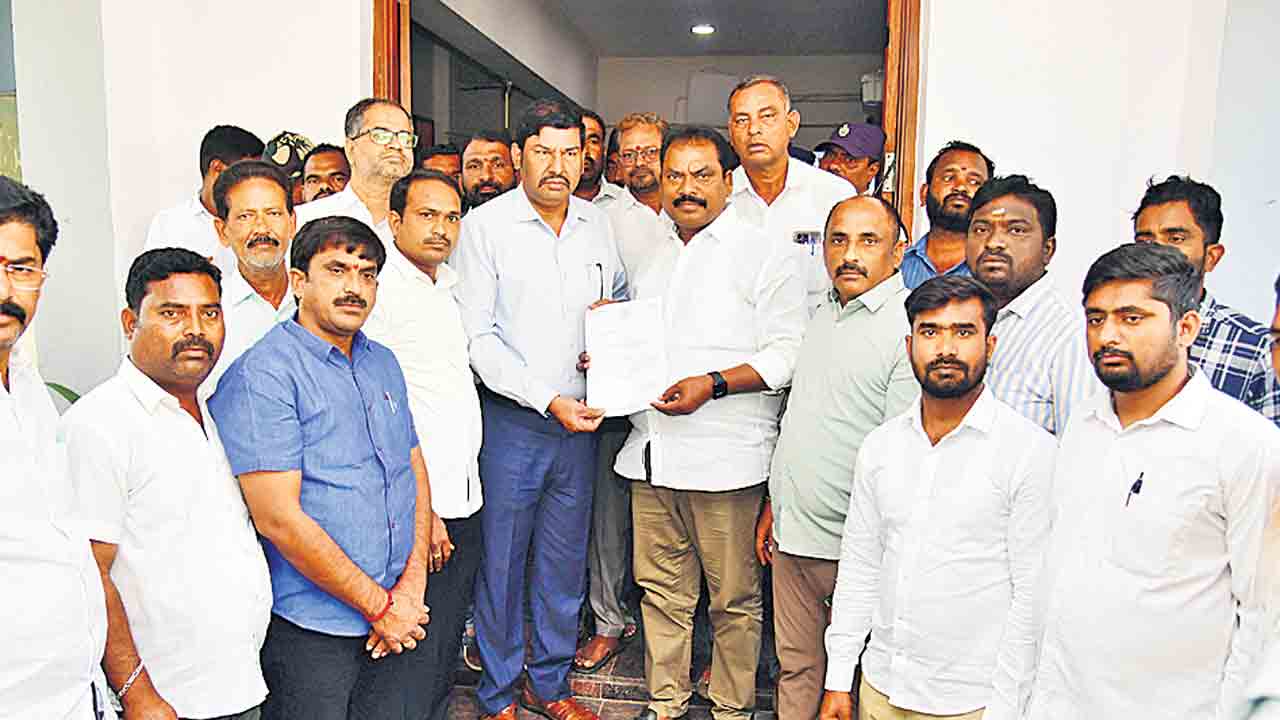 నష్టపోయిన రైతులను ఆదుకోరా.. సర్కార్‌పై సుంకె రవిశంకర్‌ ఫైర్‌