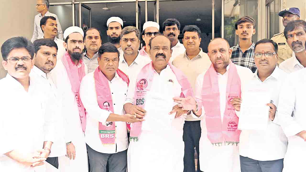 షేక్‌పేట్‌లో పోలీసుల దౌర్జన్యకాండ