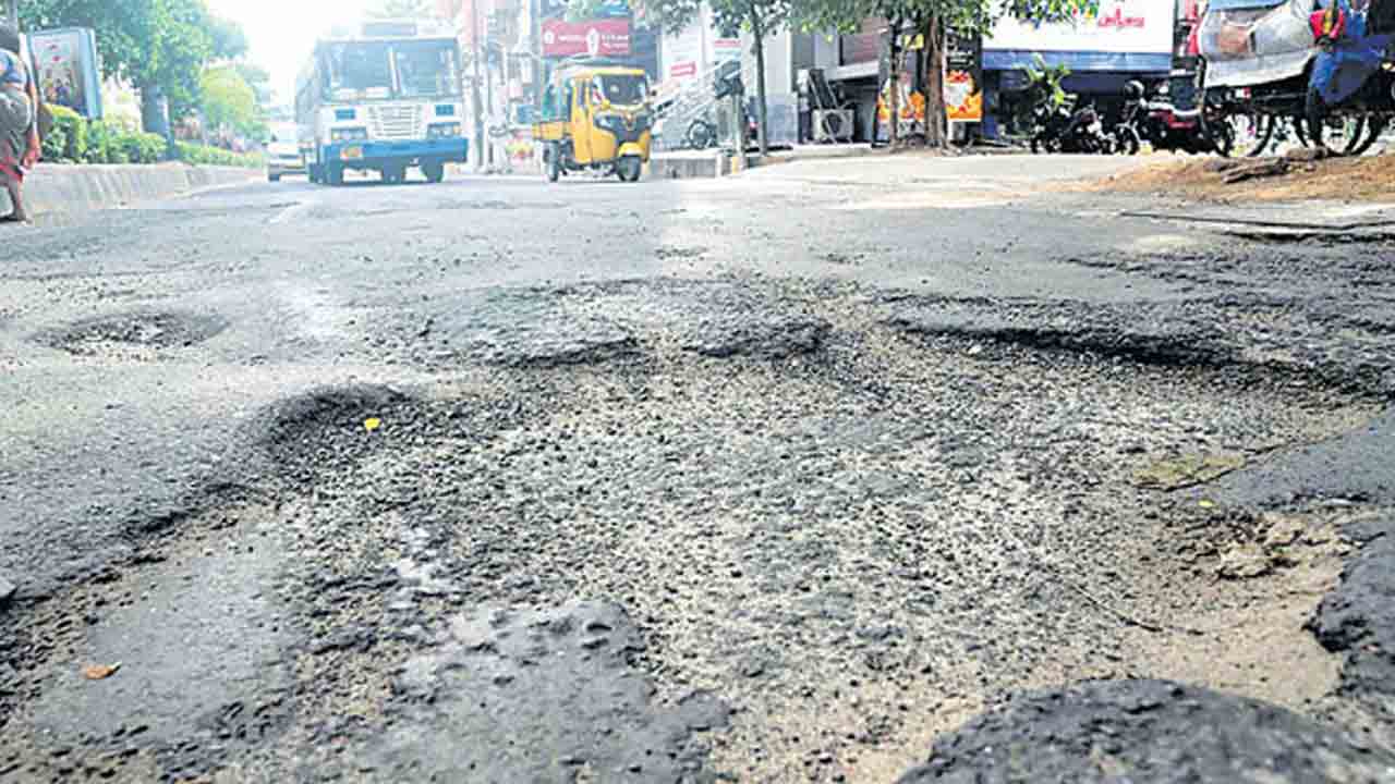 రోడ్ల దుస్థితిపై జనాగ్రహం