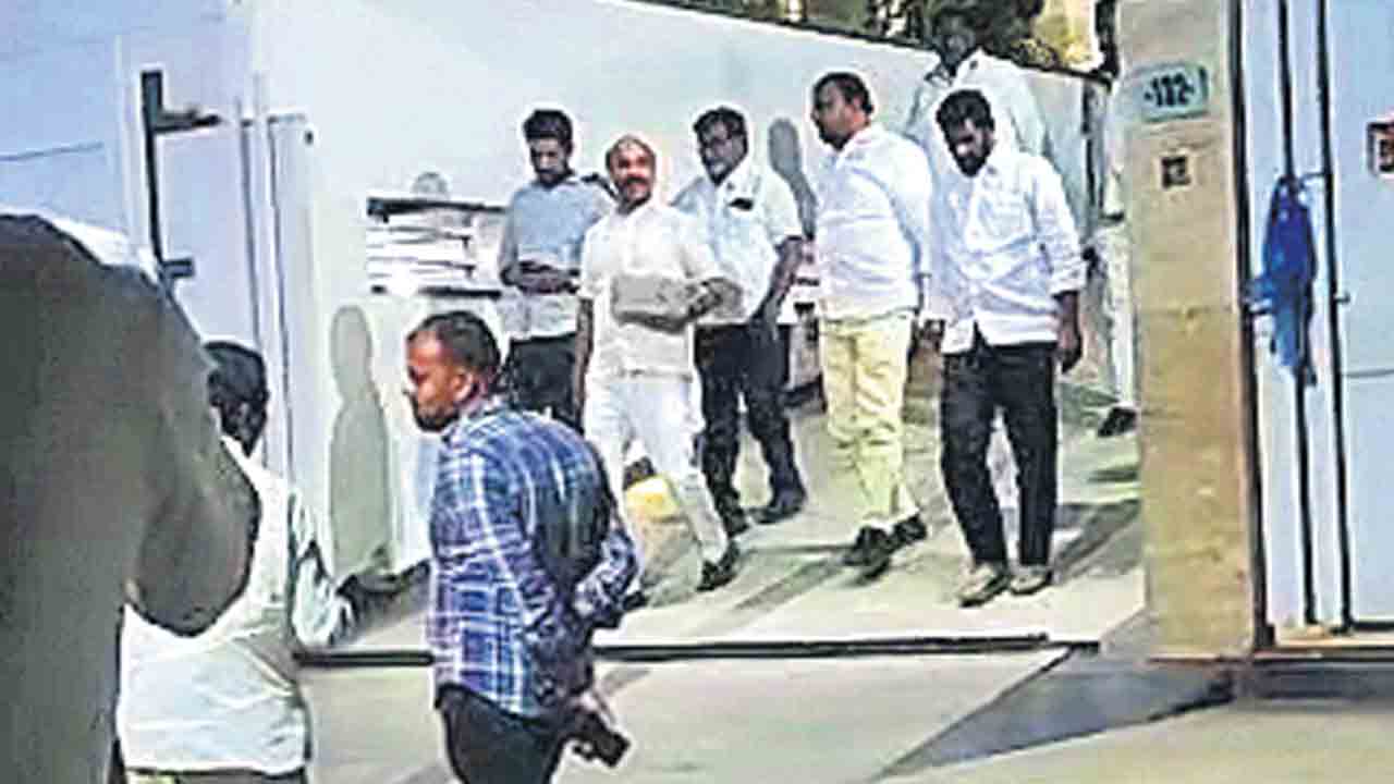 ఒక్కో ఓటుకు కాంగ్రెస్‌ 5000/-.. ఓటమి భయంతో జూబ్లీహిల్స్‌లో కాంగ్రెస్‌ బరితెగింపు