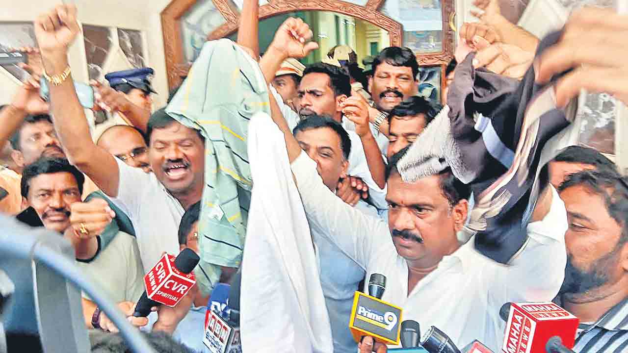 బీఆర్‌ఎస్‌పై సోదాల్లో దొరికింది లోదుస్తులే.. తనిఖీలతో వేధింపులు .. తవ్వి తీసిందేం లేదు!