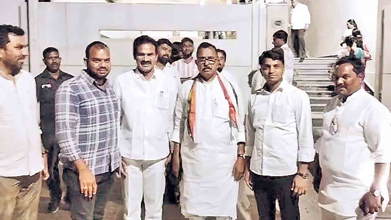 కాంగ్రెస్‌ ప్రలోభ పర్వం.. కాంగ్రెస్‌ నాయకుడు సీఎన్‌ రెడ్డి ఇంట్లో కోట్లాది రూపాయలు నిల్వలు!