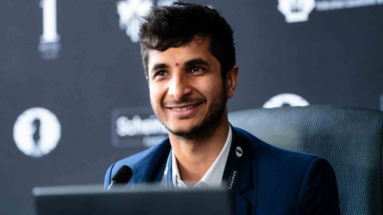 విదిత్‌ గుజరాతీ ఔట్‌