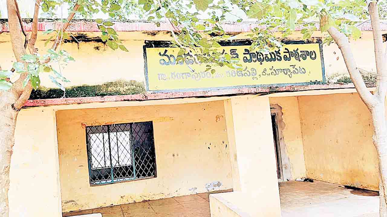 బడికొస్తే.. రూపాయి ఇస్తా.. విద్యార్థుల హాజరు శాతం పెంచేలా వినూత్న కార్యక్రమం