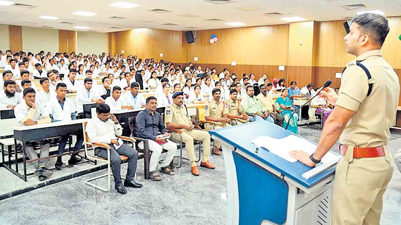 ర్యాగింగ్‌ పాల్పడితే కఠిన చర్యలు