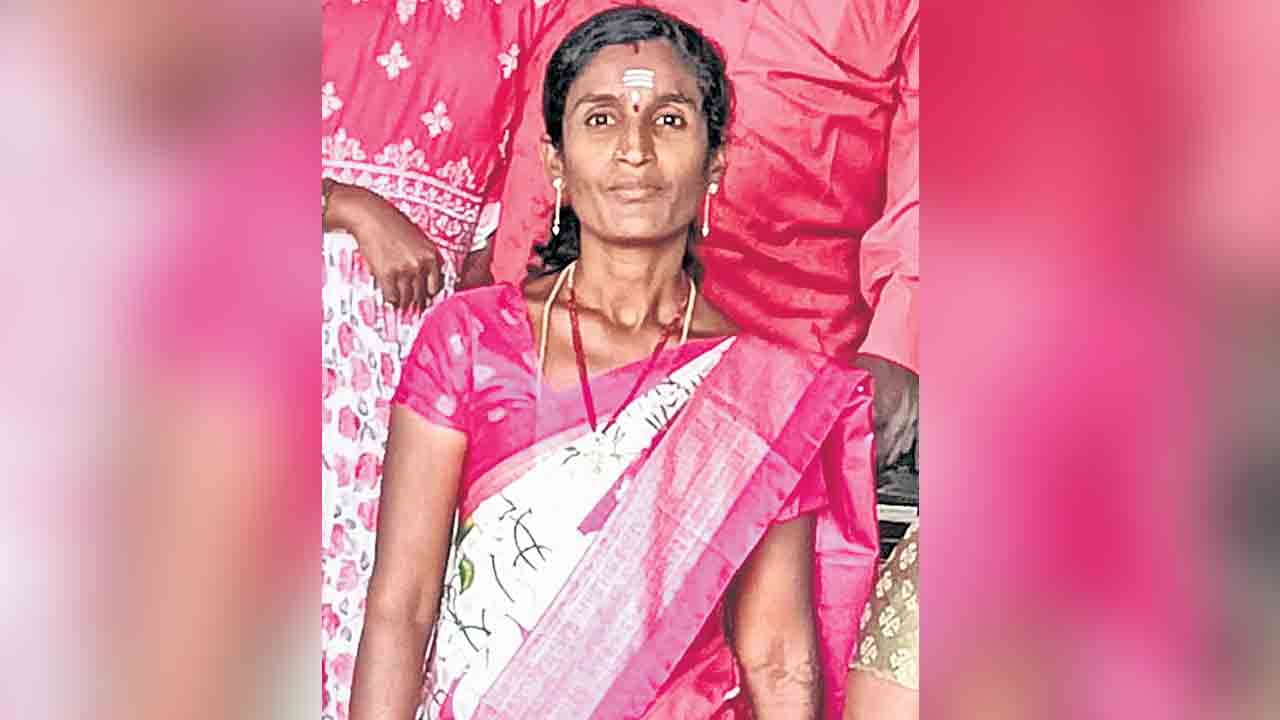 అప్పుల బాధతో మహిళా రైతు ఆత్మహత్య
