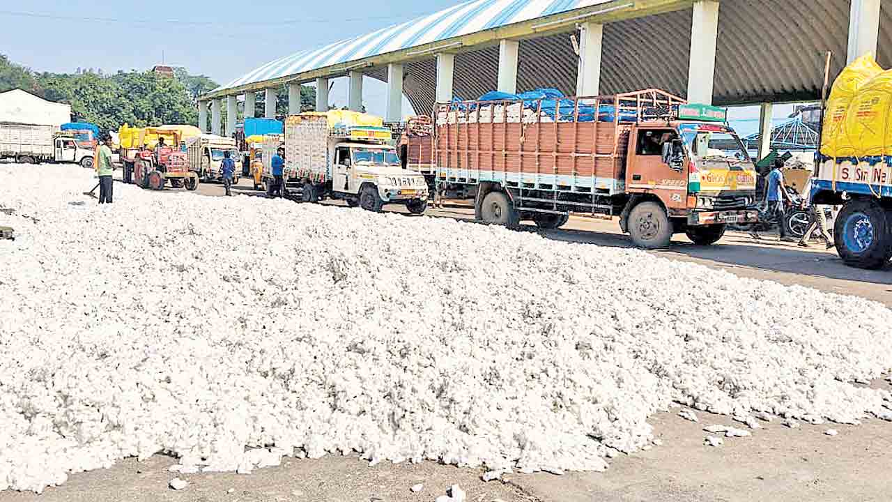 రైతు తెస్తే కొర్రీ.. వ్యాపారి తెస్తే ఓకే.. పత్తి కొనుగోళ్లలో మళ్లీ మాయాజాలం
