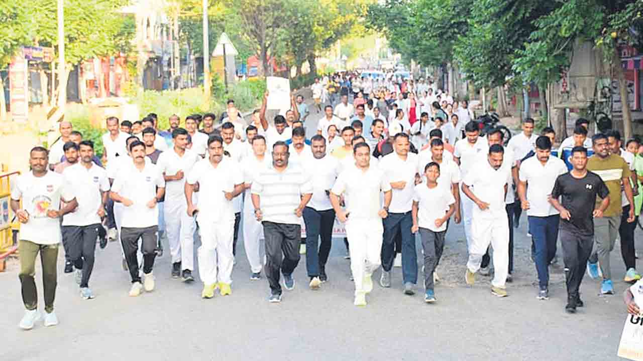 ఉత్సాహంగా రన్‌ఫర్‌ యూనిటీ.. సర్దార్‌ వల్లభాయ్‌ పటేల్‌ చిత్రపటం వద్ద నివాళి
