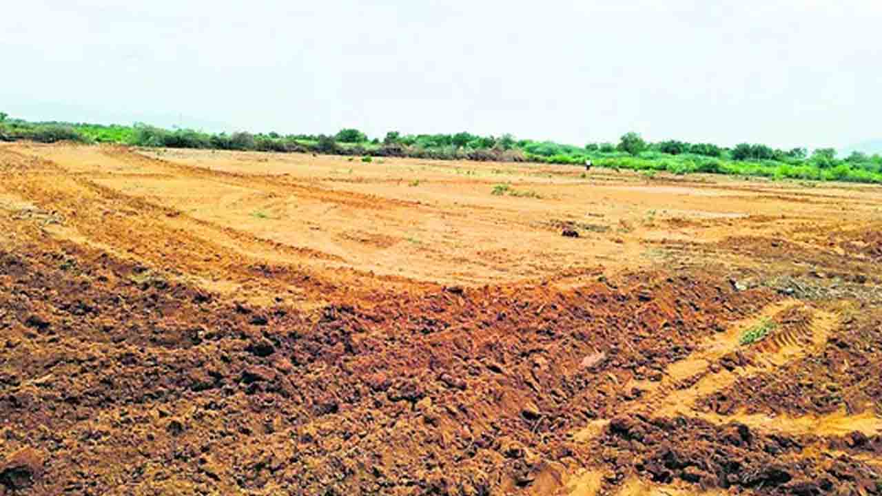 ఎమ్మార్‌కు ప్రభుత్వ భూమి ఇచ్చి లబ్ధి పొందారు