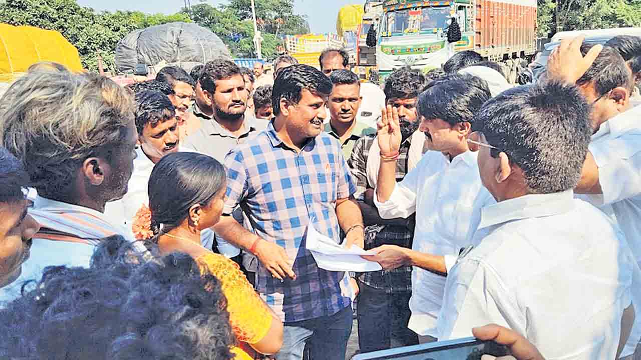 సీసీఐ అధికారులపై ఎమ్మెల్యే ఆగ్రహం