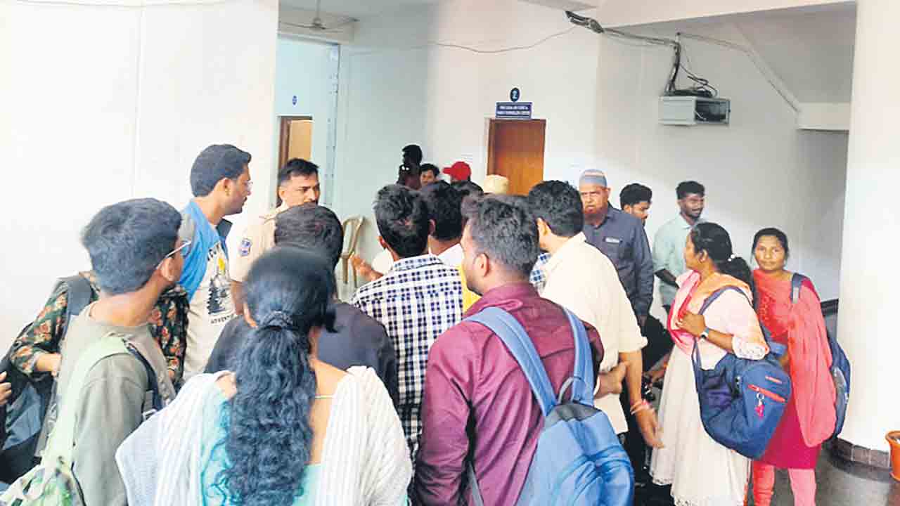 ఎల్‌ఎల్‌బీ ఇంటర్నల్‌కు నిరాకరణ