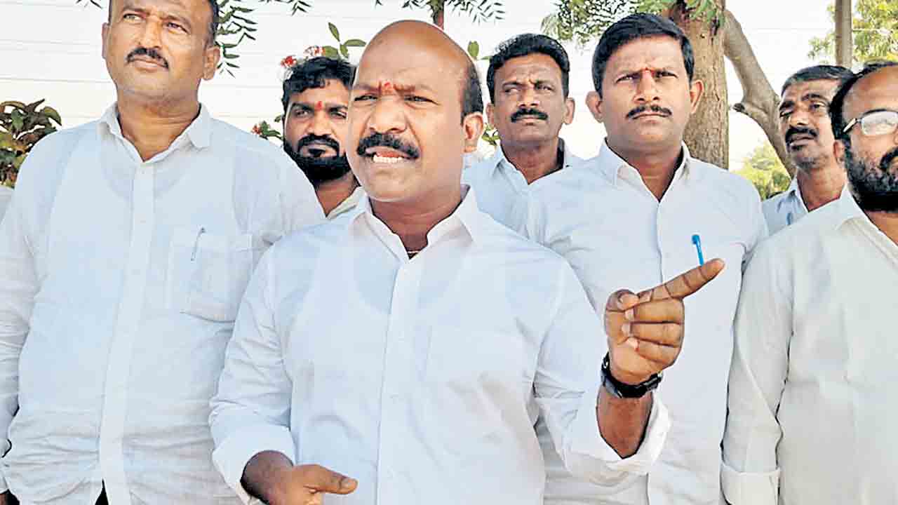 రైతుల సొమ్ము, శ్రమను దోచుకుంటున్నారు..