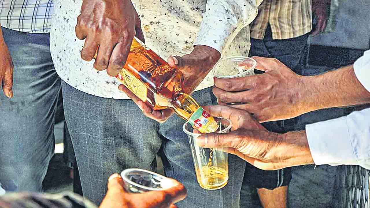 మద్య నిషేధానికి గుజరాత్‌ తూట్లు!