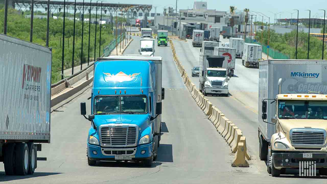 ఇంగ్లిష్‌లో విఫలం.. ట్రక్కు డ్రైవర్లపై వేటు