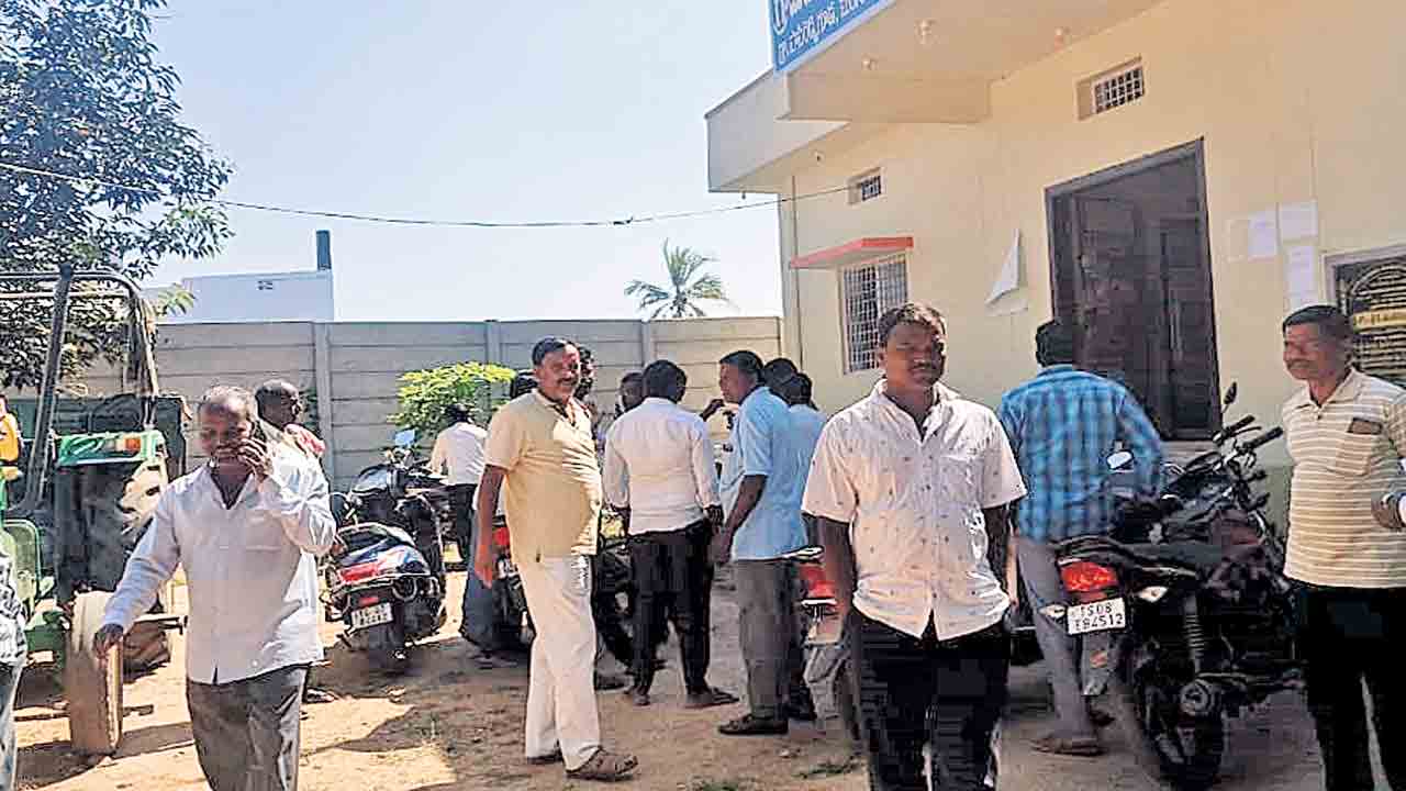 అర్హులకు చేయిచ్చి.. అనర్హులకు చోటిస్తారా..?