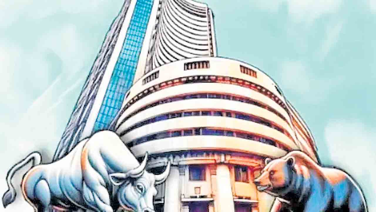 నష్టాల నుంచి లాభాల్లోకి.. తీవ్ర ఊగిసలాటలో సూచీలు