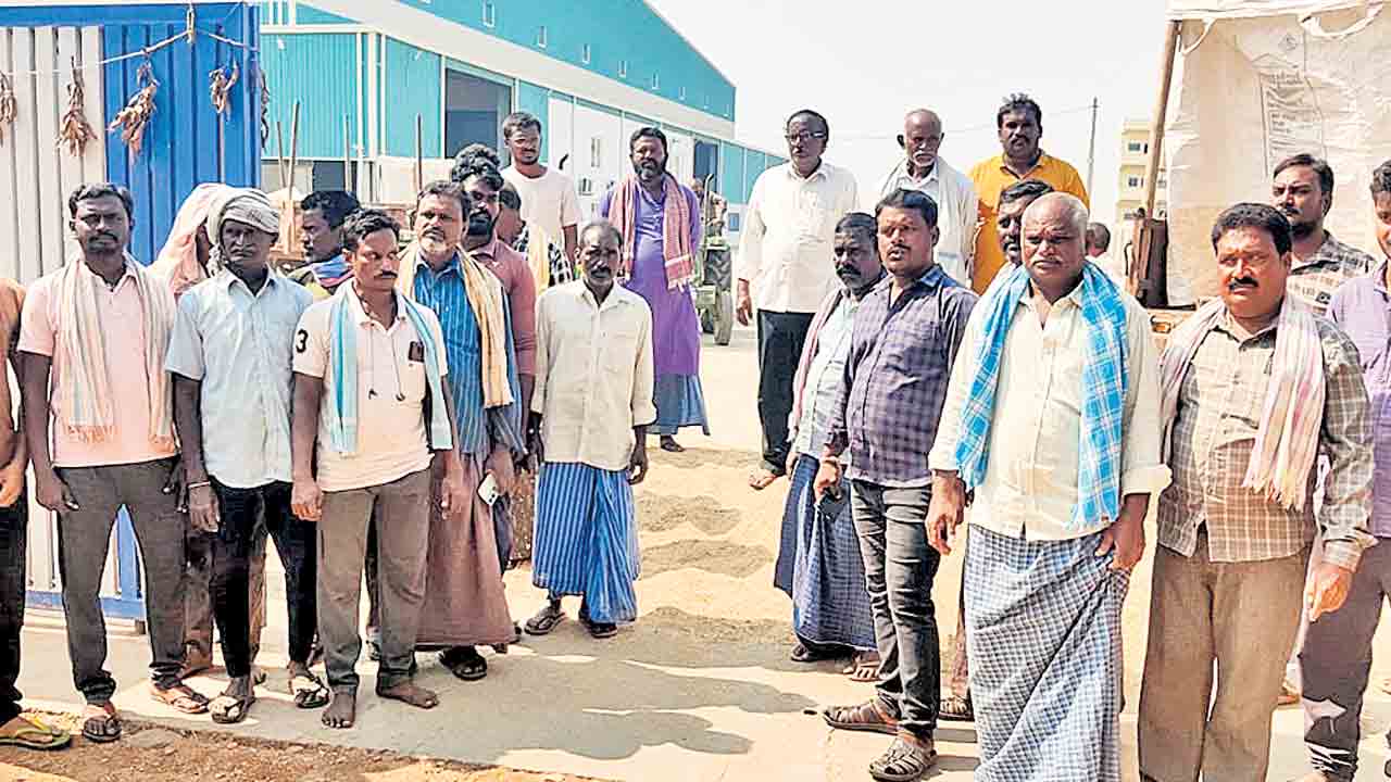 మంత్రి ఇలాకా.. మిల్లర్ల ధోకా… కొనుగోళ్లలో దగాపై ధాన్యం రైతుల ఆగ్రహం