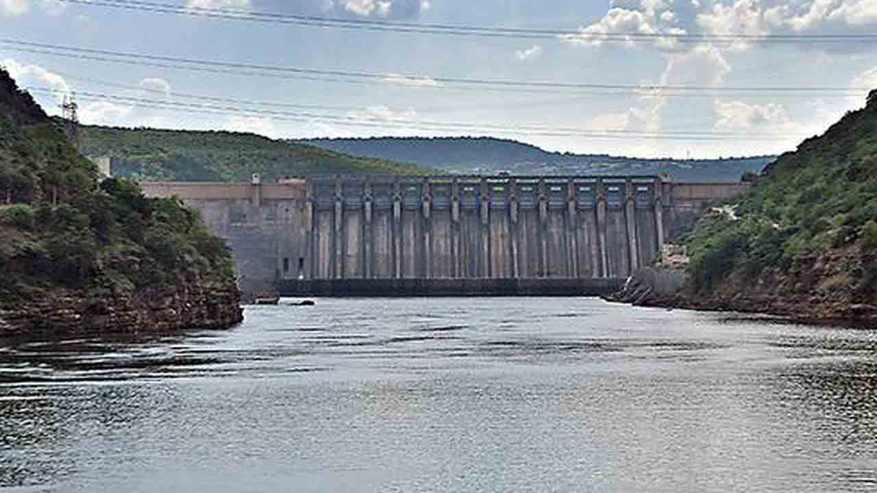 తెలంగాణ ఇరిగేషన్‌ ఆంధ్రోళ్ల గుప్పిట్లో.. సలహాదారు మొదలు డీఈఈల వరకు..