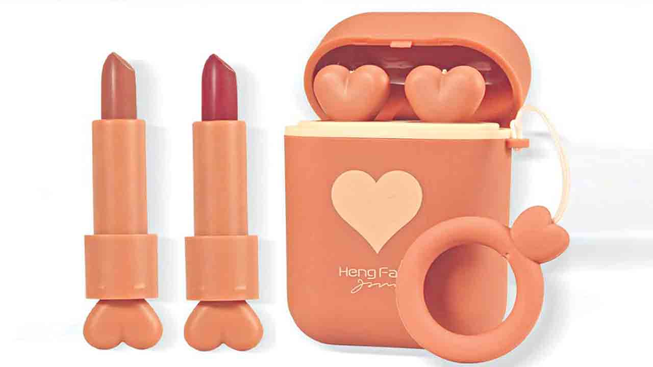 ఇయర్‌పోడ్‌ లిప్‌స్టిక్‌!