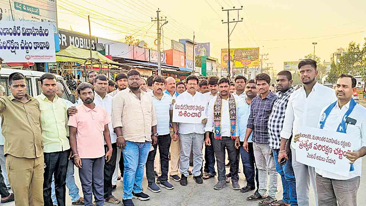 నిందితులను కఠినంగా శిక్షించాలి