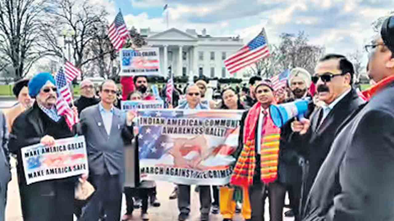 భారతీయులపై విద్వేషం.. అమెరికాలో పెరుగుతున్న ధోరణి