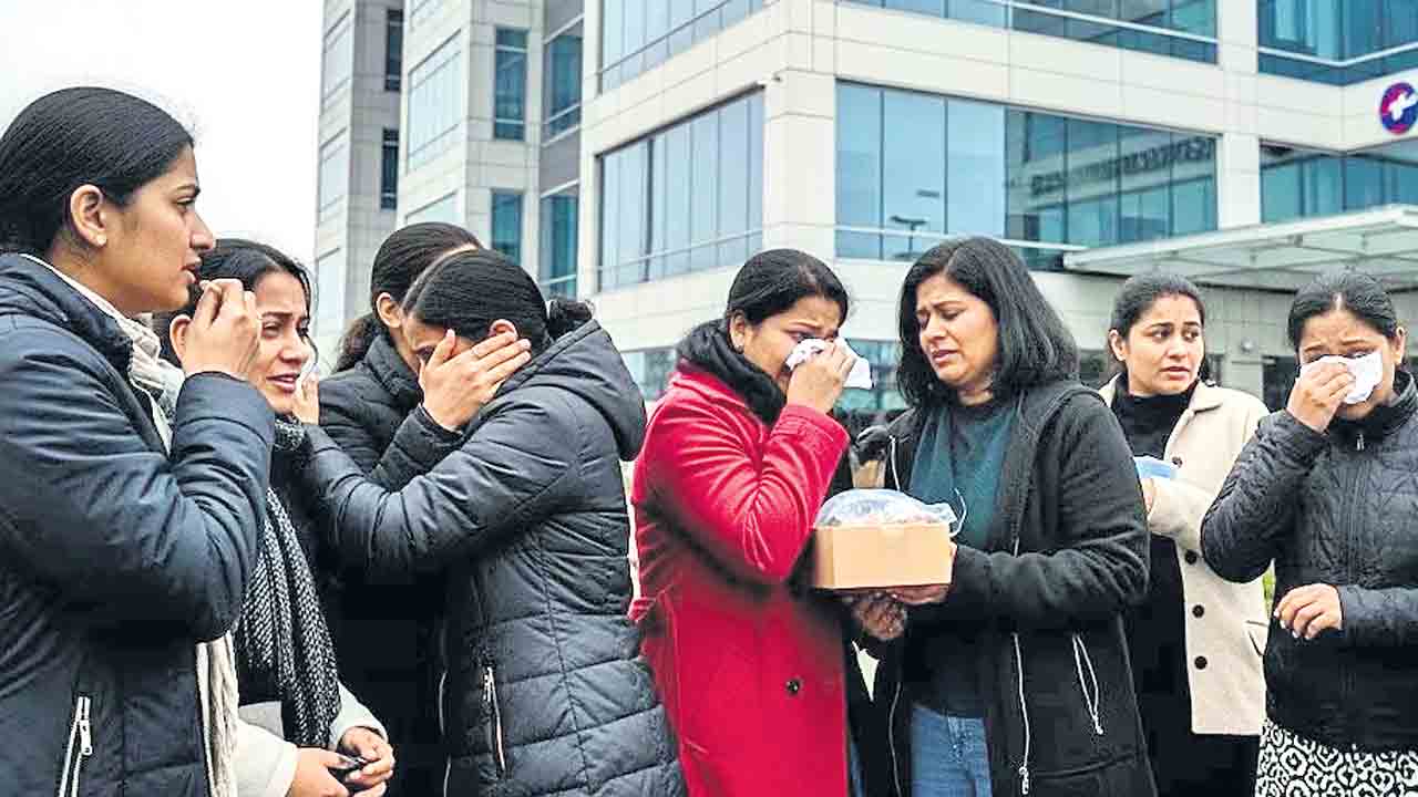 లక్షకుపైగా ఉద్యోగాల కోత.. ఈ ఏడాదీ టెక్‌ రంగంలో భారీగా తొలగింపులు