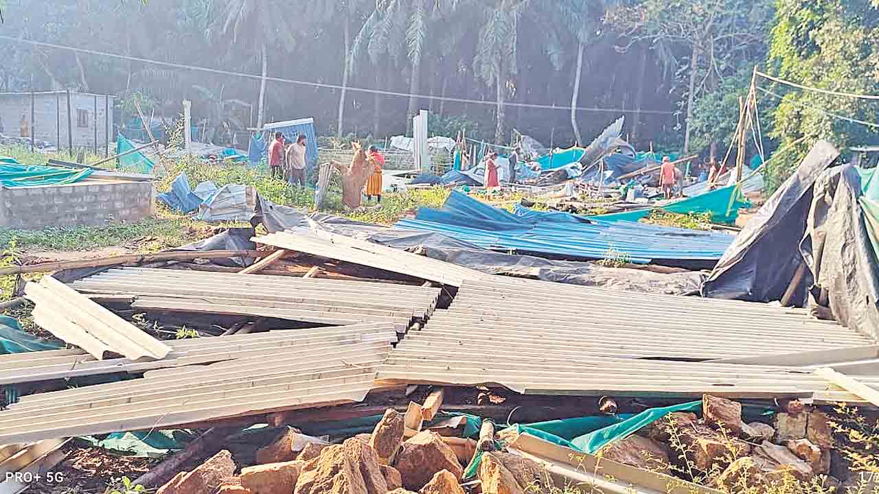 నిరుపేదల గుడిసెలు నేలమట్టం