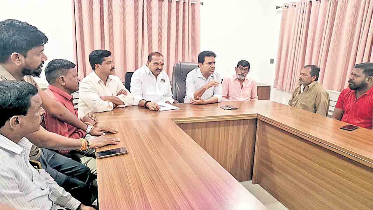 ఆటోడ్రైవర్లకు కాంగ్రెస్‌ దగా.. ప్రతి కార్మికుడికి రూ.24 వేలు బాకీ