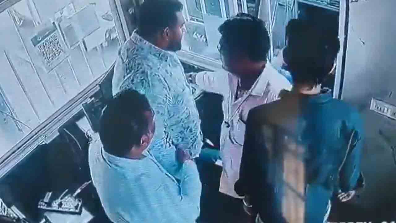 మా నాన్నెవరో తెలుసా?.. టోల్‌గేట్‌ సిబ్బందిపై బీజేపీ నేత కుమారుడి దౌర్జన్యం