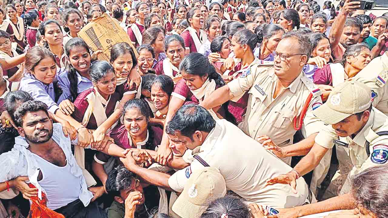 గురుకుల విద్యార్థినుల ఆందోళన ఉద్రిక్తం.. ప్రిన్సిపాల్‌ వేధిస్తున్నారని ఆరోపణ