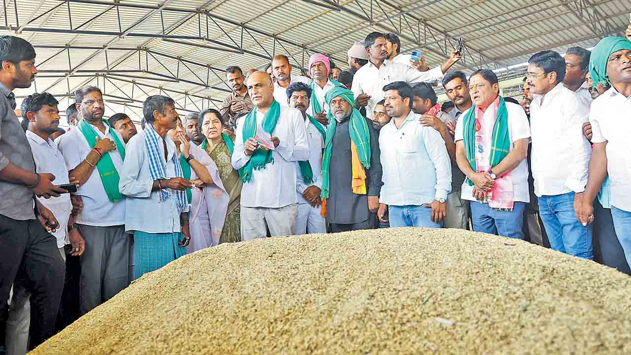 జూబ్లీహిల్స్‌ ప్యాలెస్‌ వదిలి పంట పొలాలకు రా.. అన్నదాతల కష్టాలు తెలుస్తయి రేవంత్‌: హరీశ్‌రావు