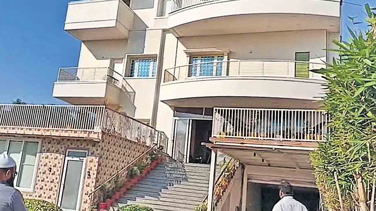 నగరంలో 30 చోట్ల ఐటీ దాడులు.. ప్రముఖ హోటళ్లు, యజమానుల ఇళ్లల్లో సోదాలు