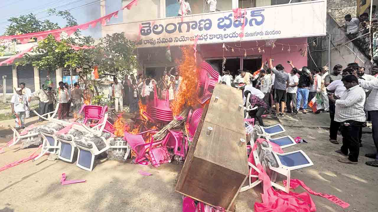 కాంగ్రెస్‌ గూండాగిరీ.. మణుగూరులోని బీఆర్‌ఎస్‌ నియోజకవర్గ ఆఫీసుపై దాడి