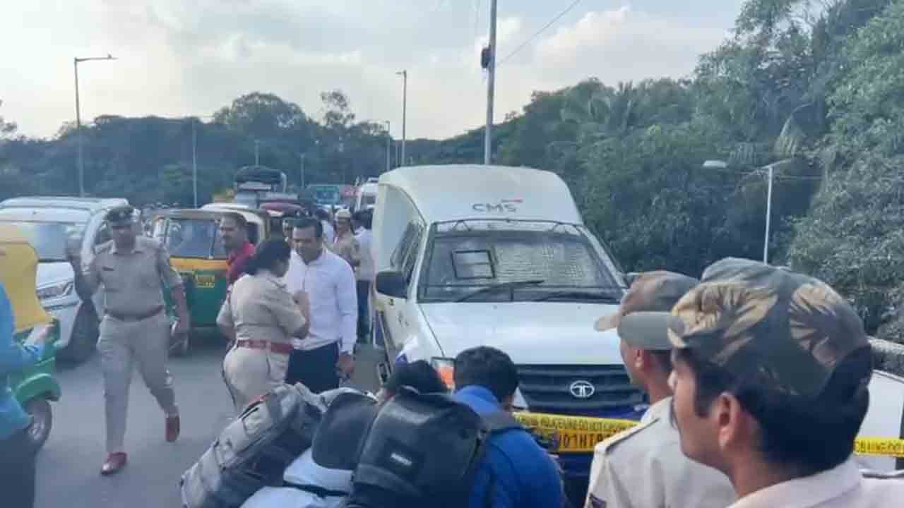 పన్ను అధికారులమంటూ 7 కోట్లతో ఉడాయింపు