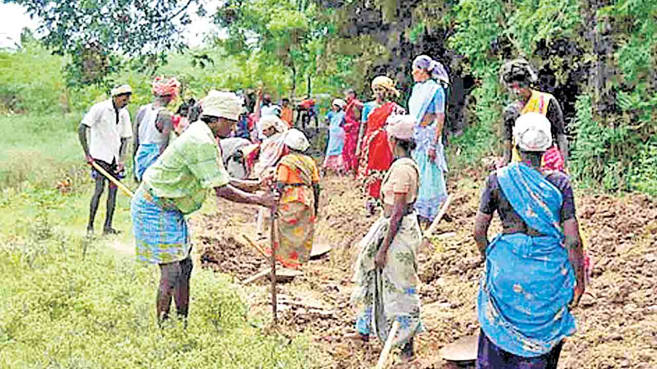 ఉపాధి హామీ పనిదినాల్లో తగ్గుదల.. పథకానికి కేంద్రం తూట్లు