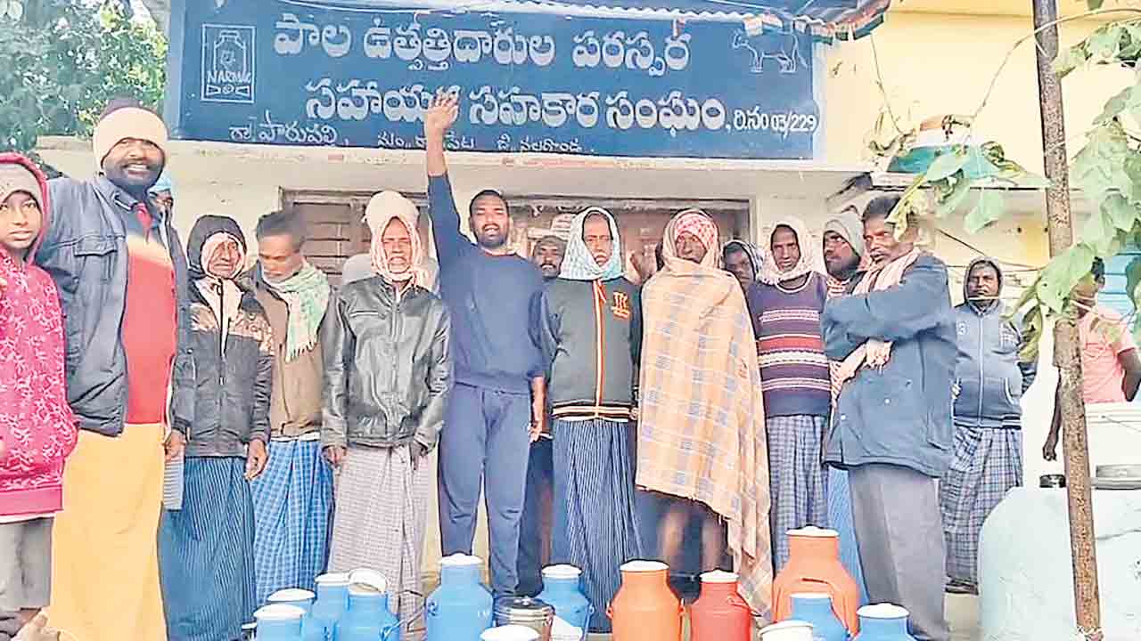 పెండింగ్‌ బిల్లుల కోసం పాడి రైతుల ఆందోళన