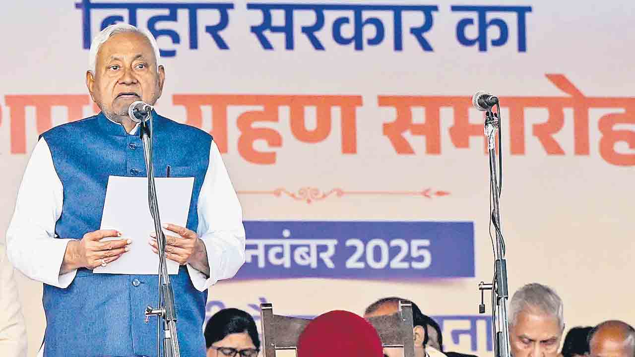 నితీశ్‌ పదోసారి.. బీహార్‌ సీఎంగా ప్రమాణం